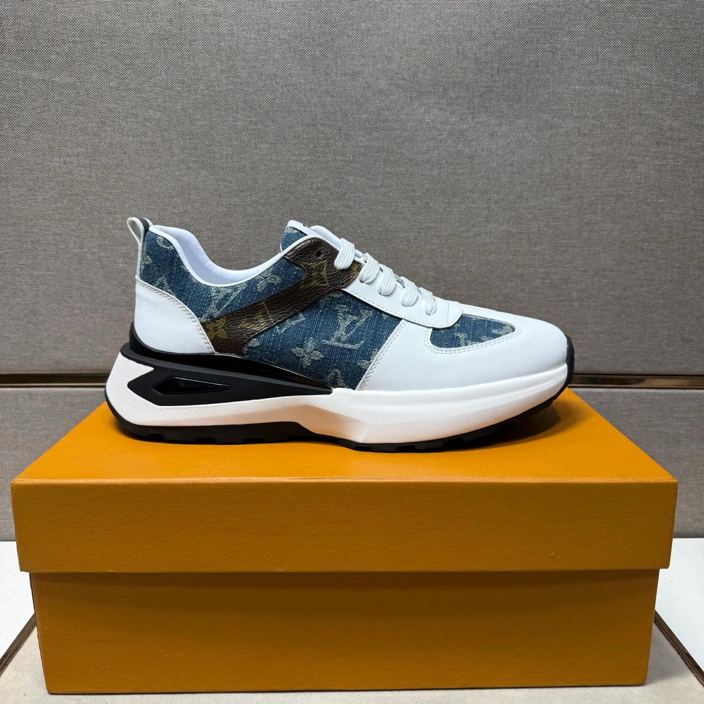 ⬛️Men's shoes 💰p442【LV～】Men's casual shoes 2025z cabinet sales simultaneously 🔶Size: 38-44#️⃣ 🔷2 colors🔜The upper is made of multi-material splicing➕Genuine leather lining, comfortable and breathable, sole: original comfortable and wear-resistant outsole, ⚠️Real shot📱Photographed🎬The real thing is better📢📢📢